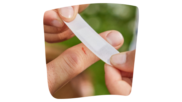 Immagine di una persona che applica una medicazione di primo soccorso Leukoplast® eco su un dito. Immagine di una persona che applica una medicazione di primo soccorso Leukoplast® eco su un dito.